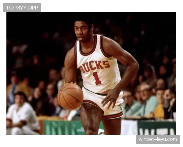 奥斯卡·罗伯特森无球跑动改变防守布局，主导进攻节奏