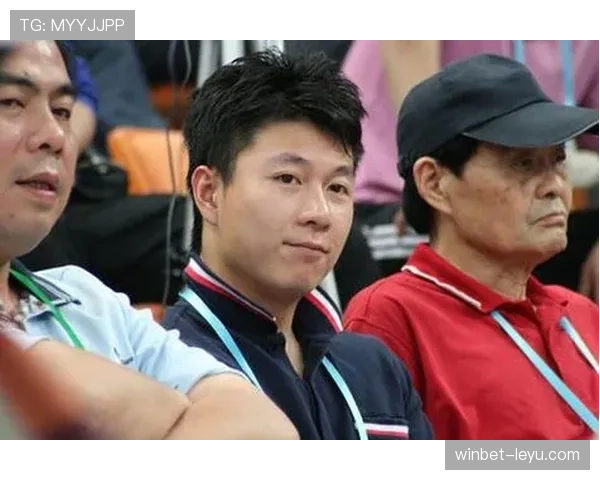 李小鹏退役后这身材管理也太狠了，健身房打卡比上班还准时？