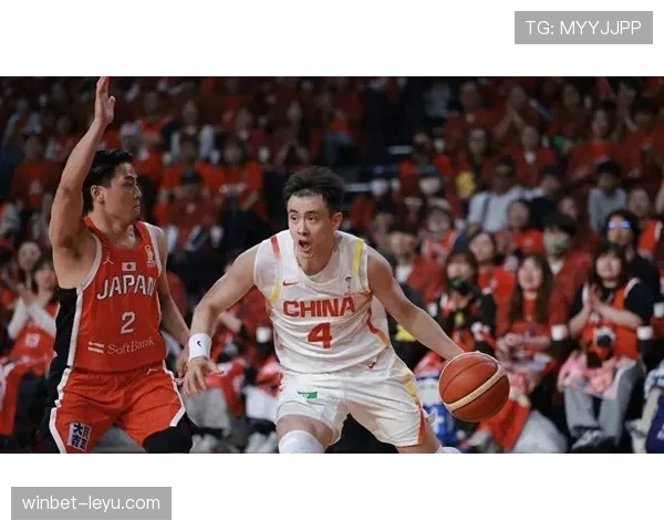 赵继伟家的冰箱里塞满能量饮料，连矿泉水都得排队