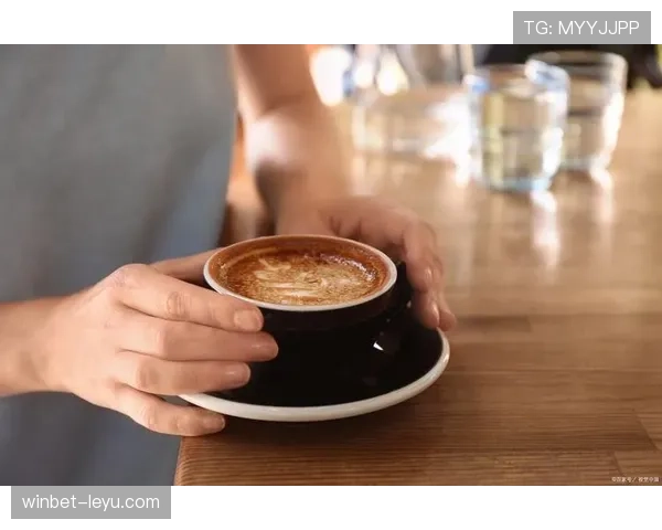 看瑞安·洛赫特手里那杯咖啡，我的月薪都羞愧了