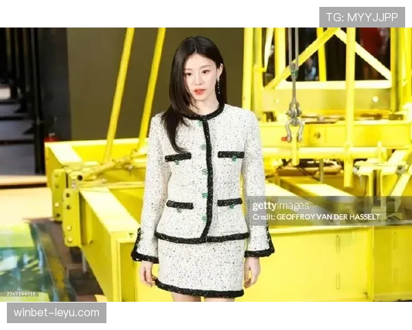 山口茜赛场像战士，机场行李像时装周——这反差也太能打